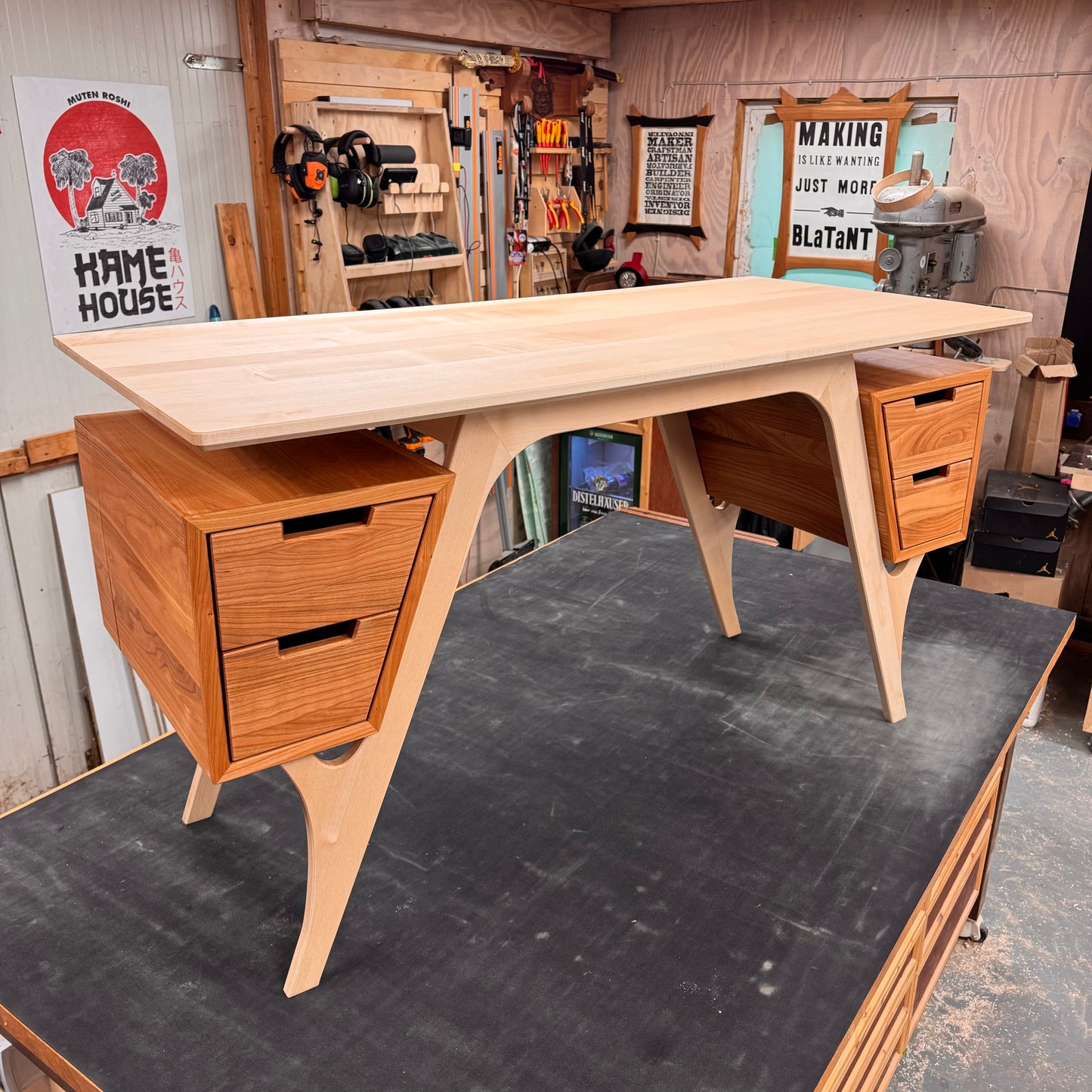 Designer Schreibtisch mit Geheimfächern