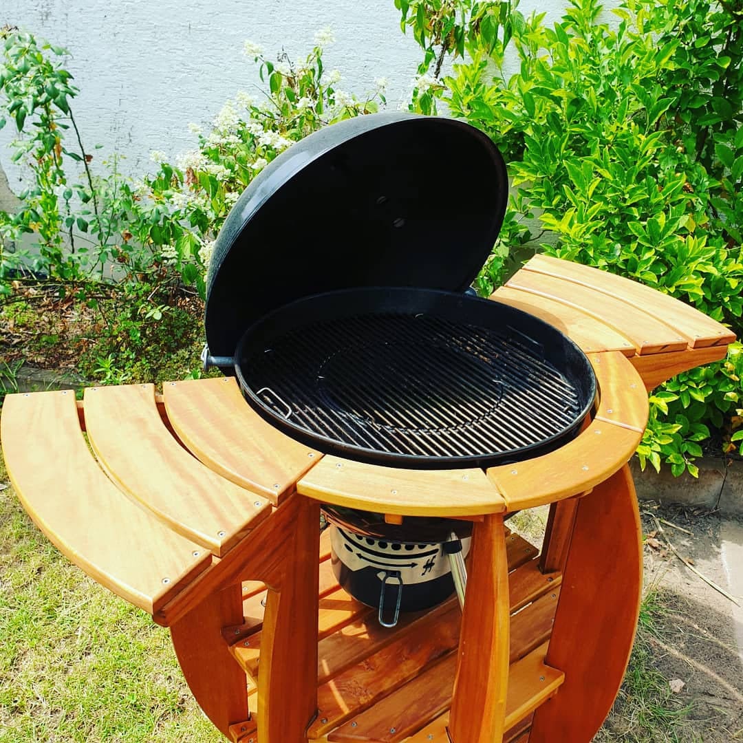 Mobiler Grilltisch aus Holz