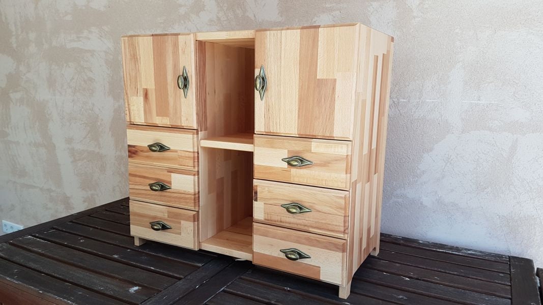 Schrank mit Schubladen
