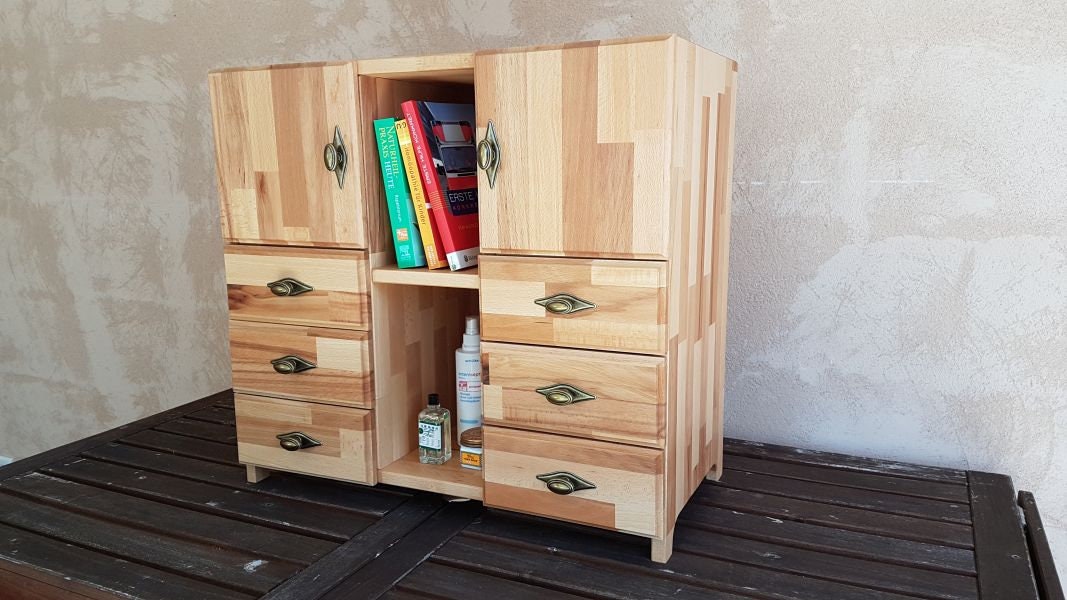 Schrank mit Schubladen