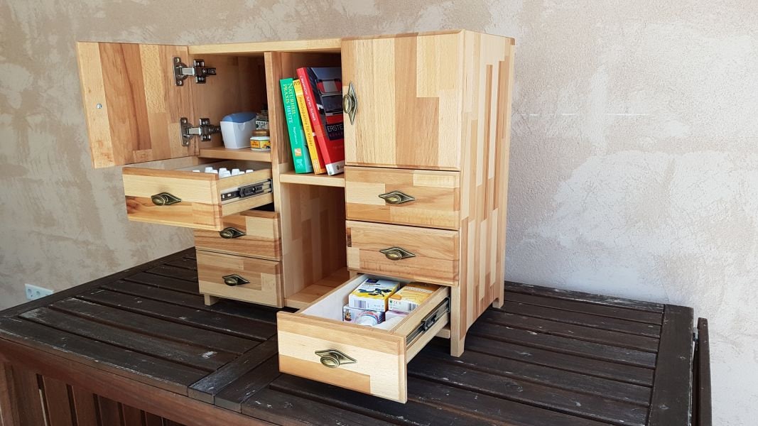 Schrank mit Schubladen