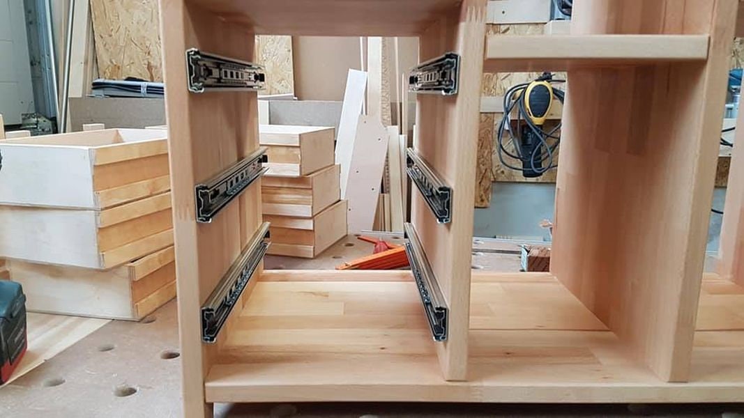 Schrank mit Schubladen