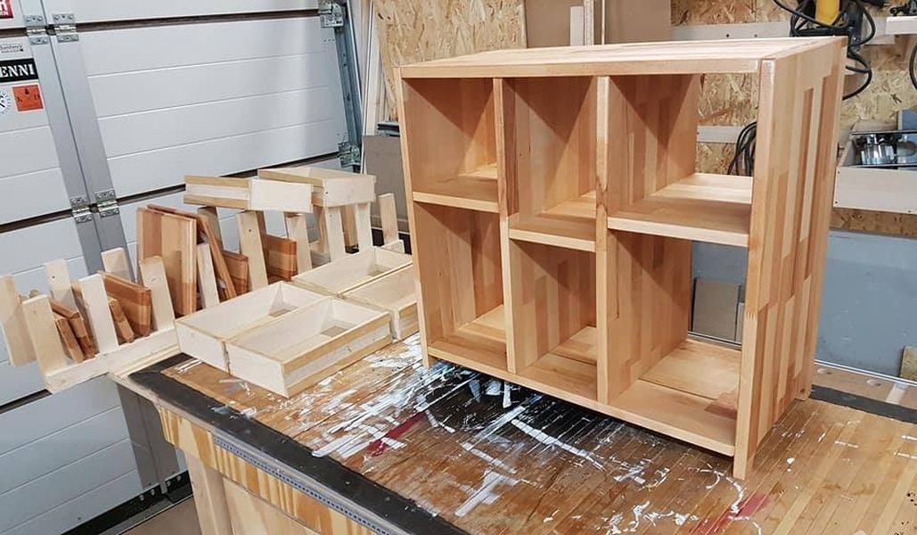 Schrank mit Schubladen