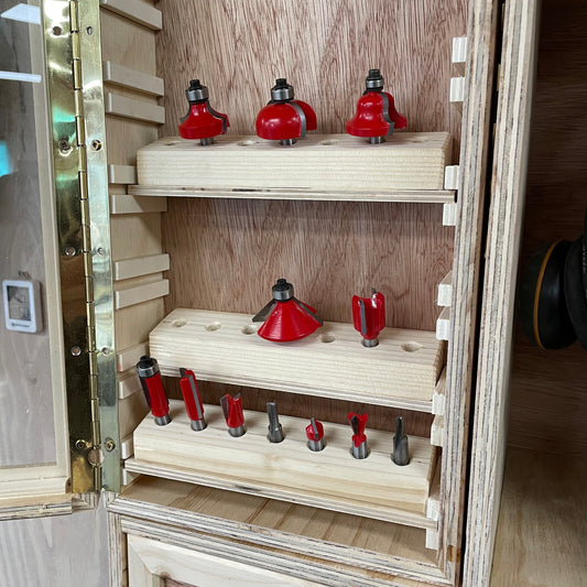 Ordnung & Power – Fräserschrank + All-in-One Ladestation Bundle