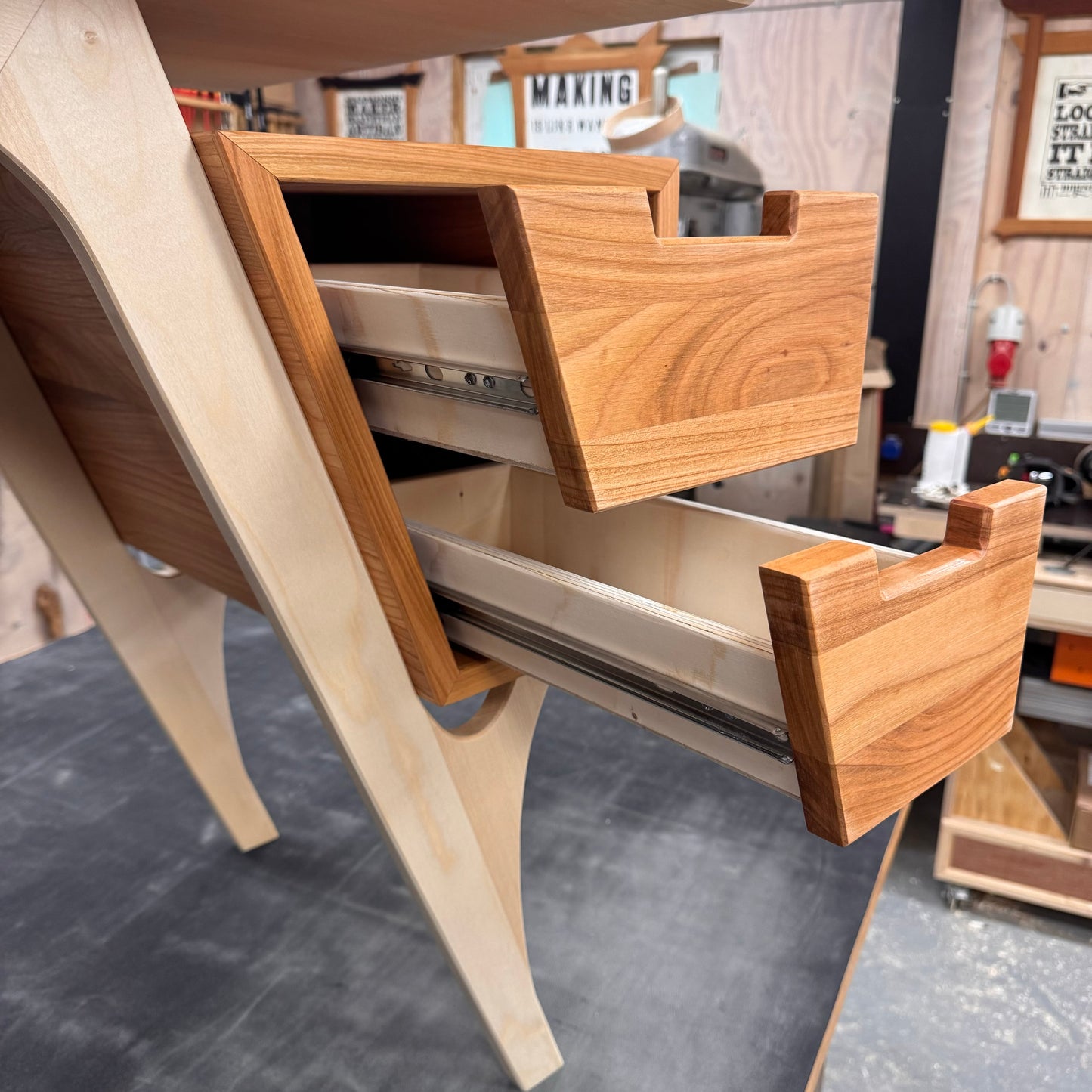 Designer Schreibtisch mit Geheimfächern