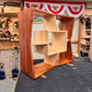 Modernes Wandregal aus Holz