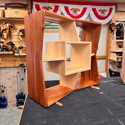 Modernes Wandregal aus Holz
