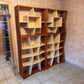 Modernes Wandregal aus Holz