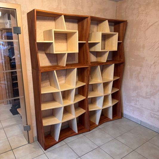 Modernes Wandregal aus Holz