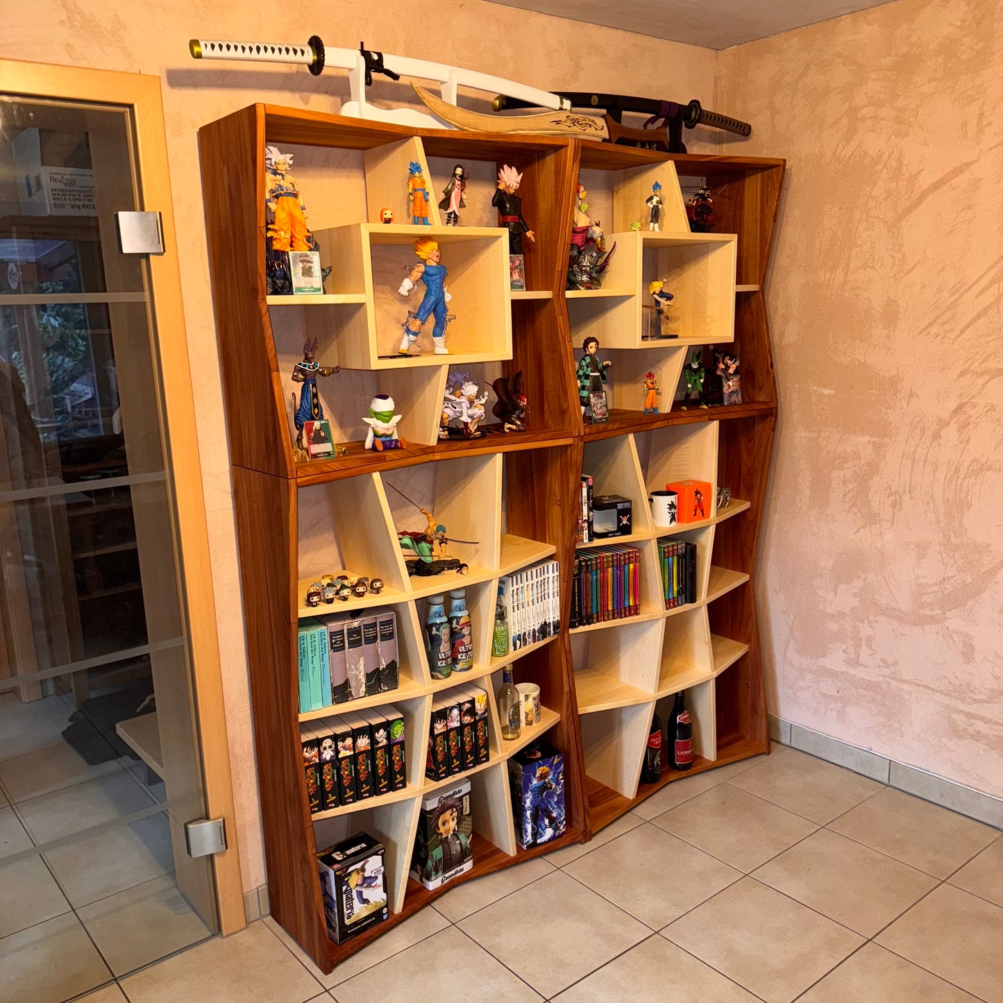 Modernes Wandregal aus Holz