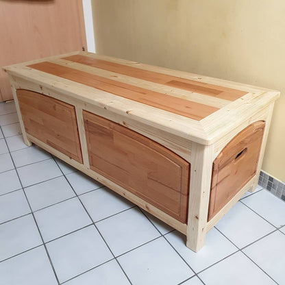 Große Truhe aus Holz