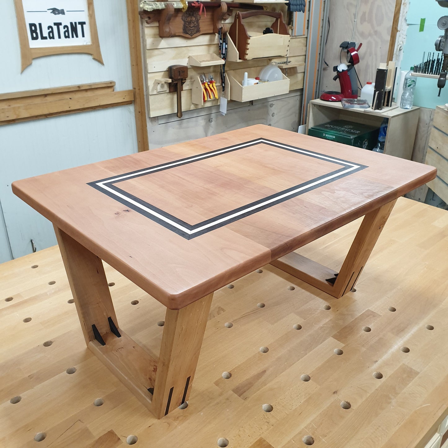 Designertisch aus Holz